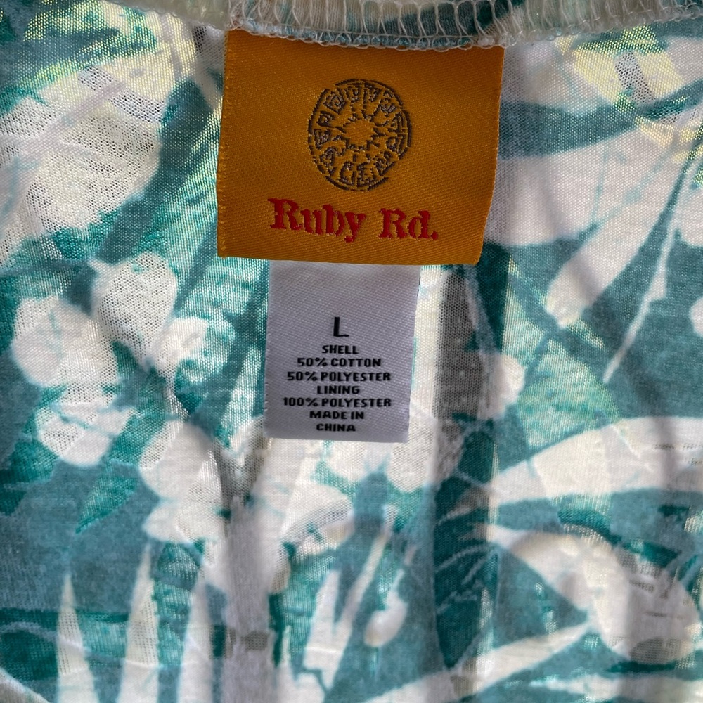 Delicate Ruby Rd. Tropical print Top - Picture 2 of 3